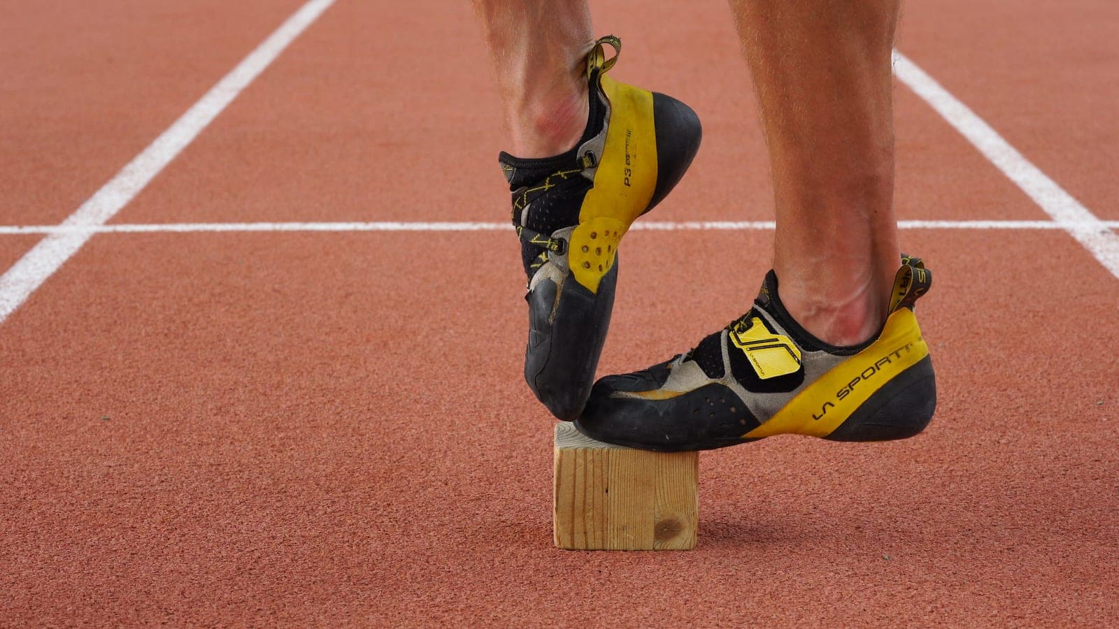 Kletterschuhe balancieren auf einem kleinen Holzblock, eine Übung zu Fußtechnik und Balance abseits der Wand.
