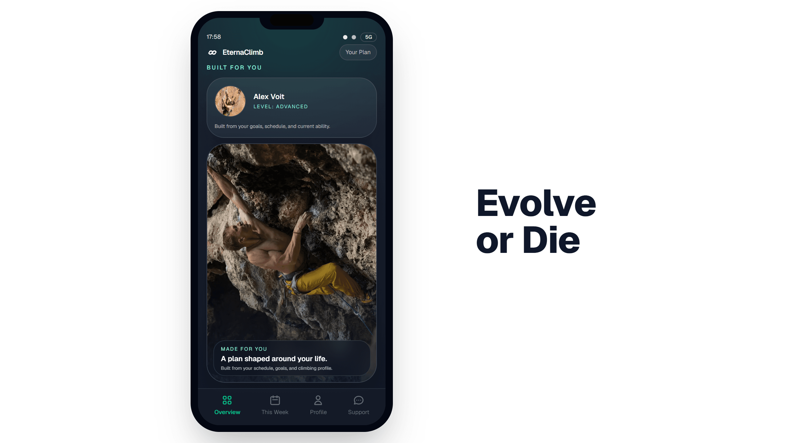 L’app di allenamento per l’arrampicata EternaClimb su un telefono accanto alla scritta Evolve or Die.